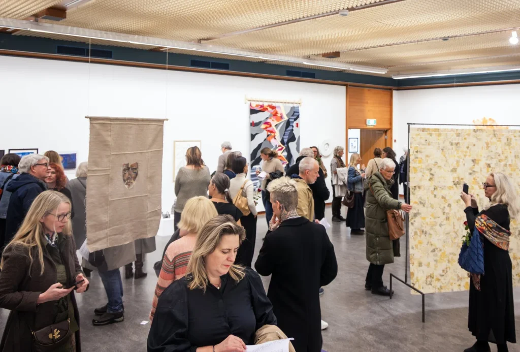 Publikum på vernissasje i Haugesund Kunstforening
